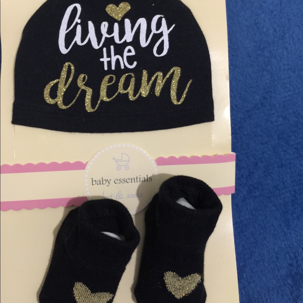 Infant 2pc set hat & socks “LIVING THE DREAM”